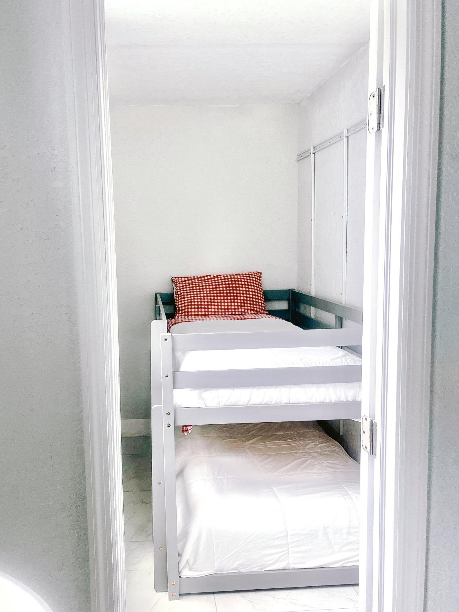 Shared Home - Close To The Beach Riviera Beach Exteriör bild